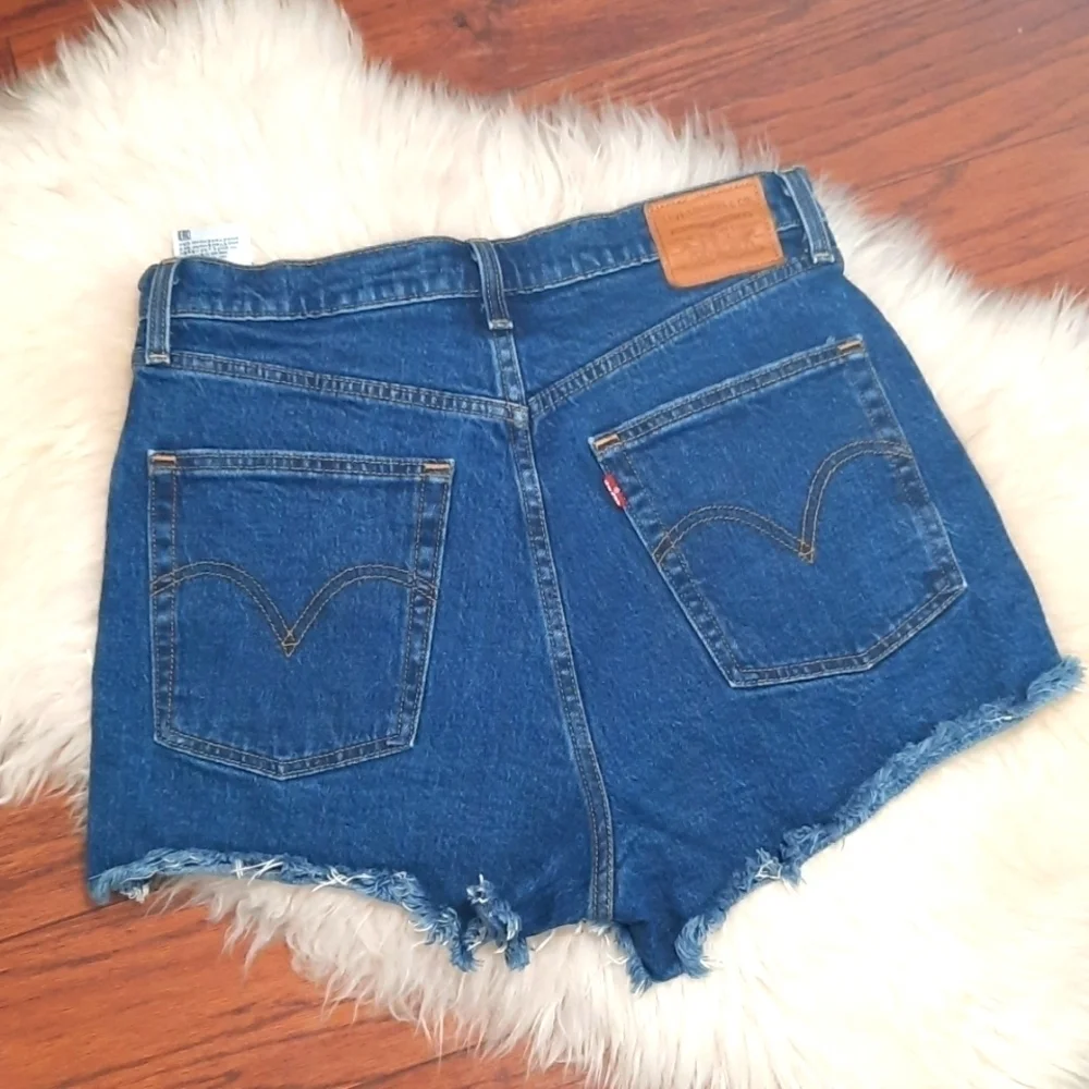 Levi's Ribcage Distressed Jean Shorts - Picture 4 of 5